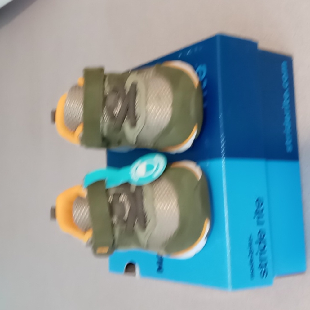 Stride Rite Made to Play olive sneakers size 4M new in box - Picture 2 of 5